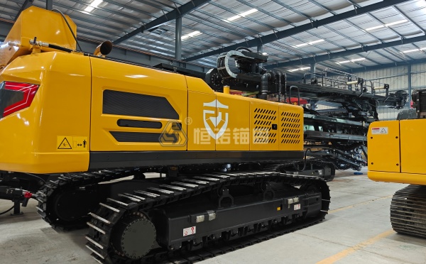 頂錘式高舉鉆機(jī)和潛孔式的區(qū)別