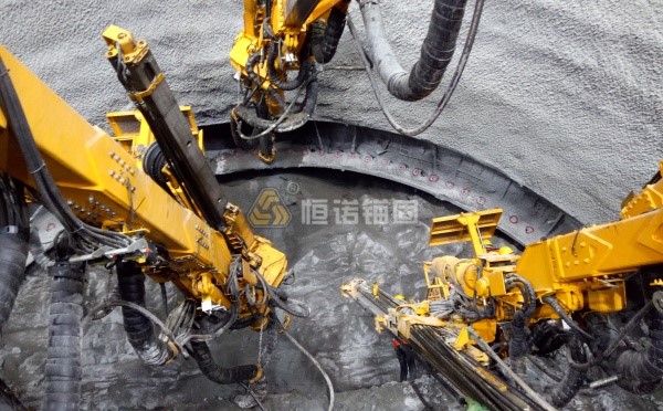 攻克V級破碎圍巖難題!鄭萬高鐵隧道自鉆式管棚支護效率提升60%