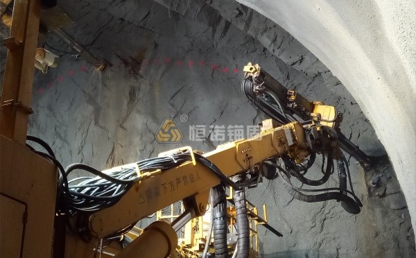 攻克V級破碎圍巖難題!鄭萬高鐵隧道自鉆式管棚支護效率提升60%