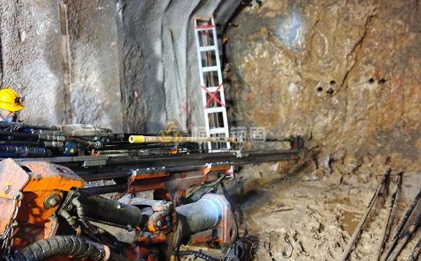 礦山巷道支護工序繁瑣效率低？自鉆式錨桿如何加快掘進速度