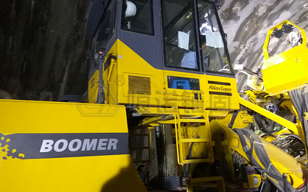 鄭萬高鐵杏橋坪隧道自鉆式管棚支護項目三臂鑿巖臺車 鄭萬高鐵杏橋坪隧道自鉆式管棚支護項目三臂鑿巖臺車