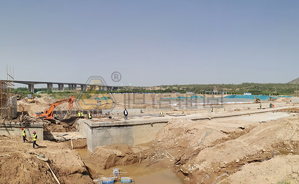 三門峽市靈寶弘農澗河液壓壩自鉆式錨桿基礎加固項目全景 三門峽市靈寶弘農澗河液壓壩自鉆式錨桿基礎加固項目全景