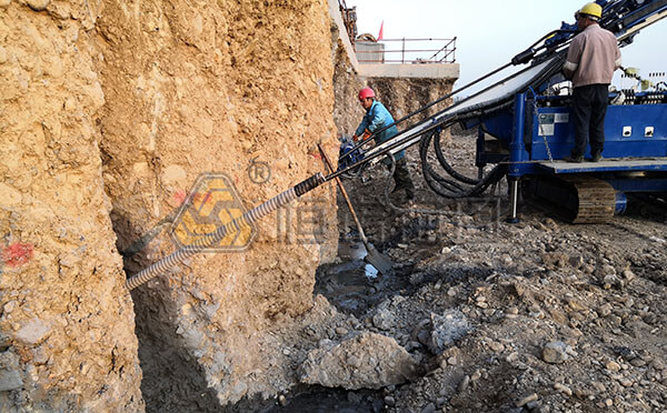 自鉆式錨桿施工現(xiàn)場(chǎng) 自鉆式錨桿施工現(xiàn)場(chǎng)